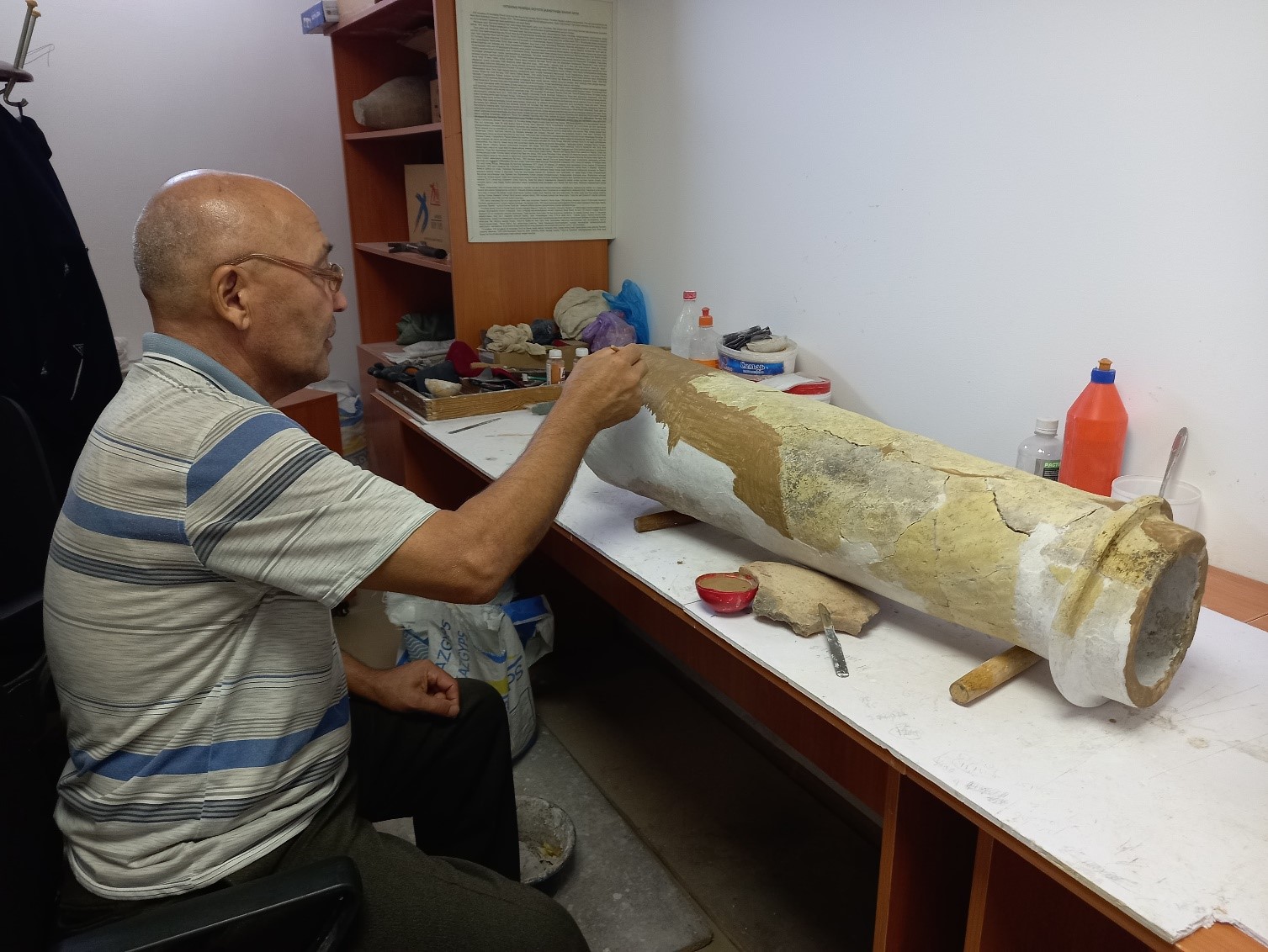 Хачилер тобырдың ішінде қыдырып жүр Хачилер тобырдың ішінде қыдырып жүр