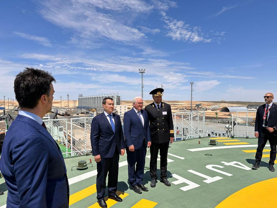 Германия президенті Әлихан Смайыловпен бірге Құрық портына барды