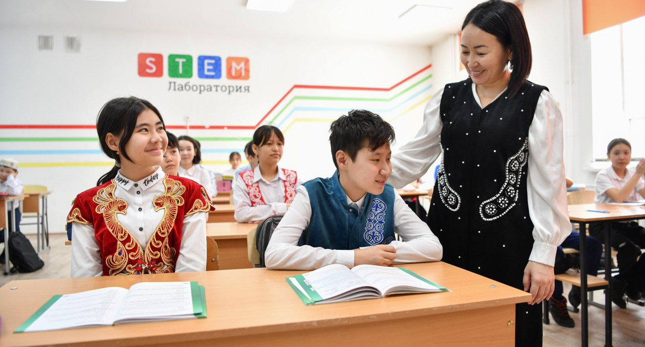 Ерлердің жалаңаштары мен пенисалары Ішінде үлкен мүшесі бар