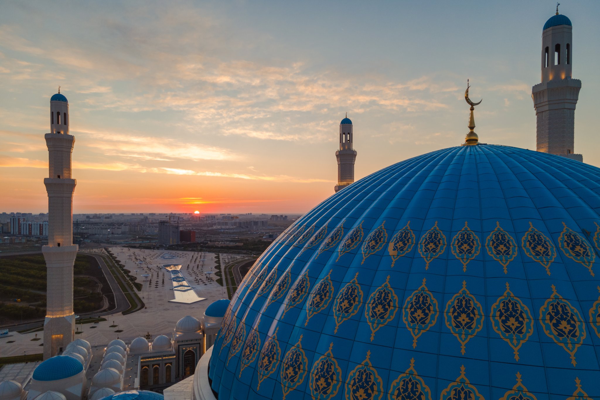 Астана самая большая мечеть. Астана мечеть. Бас мешіт Астана. Мечеть Нурсултан в Казахстане. Мечеть в Астане самая большая.