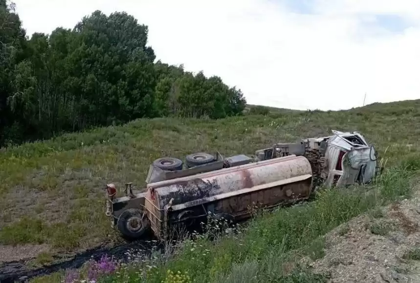 Күкірт қышқылын тиеп келе жатқан жүк көлігі аударылды