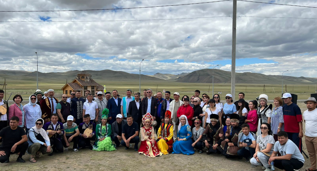 Әйелі трусисын түсірді Көлікте сексуалды шұлық киген