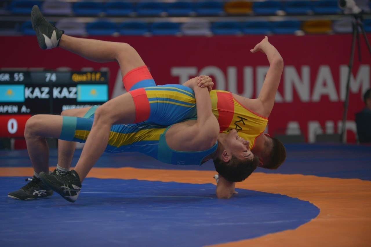 Жастар жарап тұр