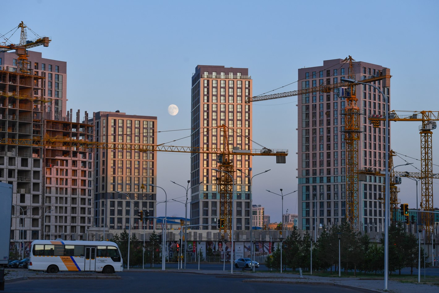 Қаптаған құрылыс, қордаланған мәселе Астананың ажарына көлеңке түсіреді