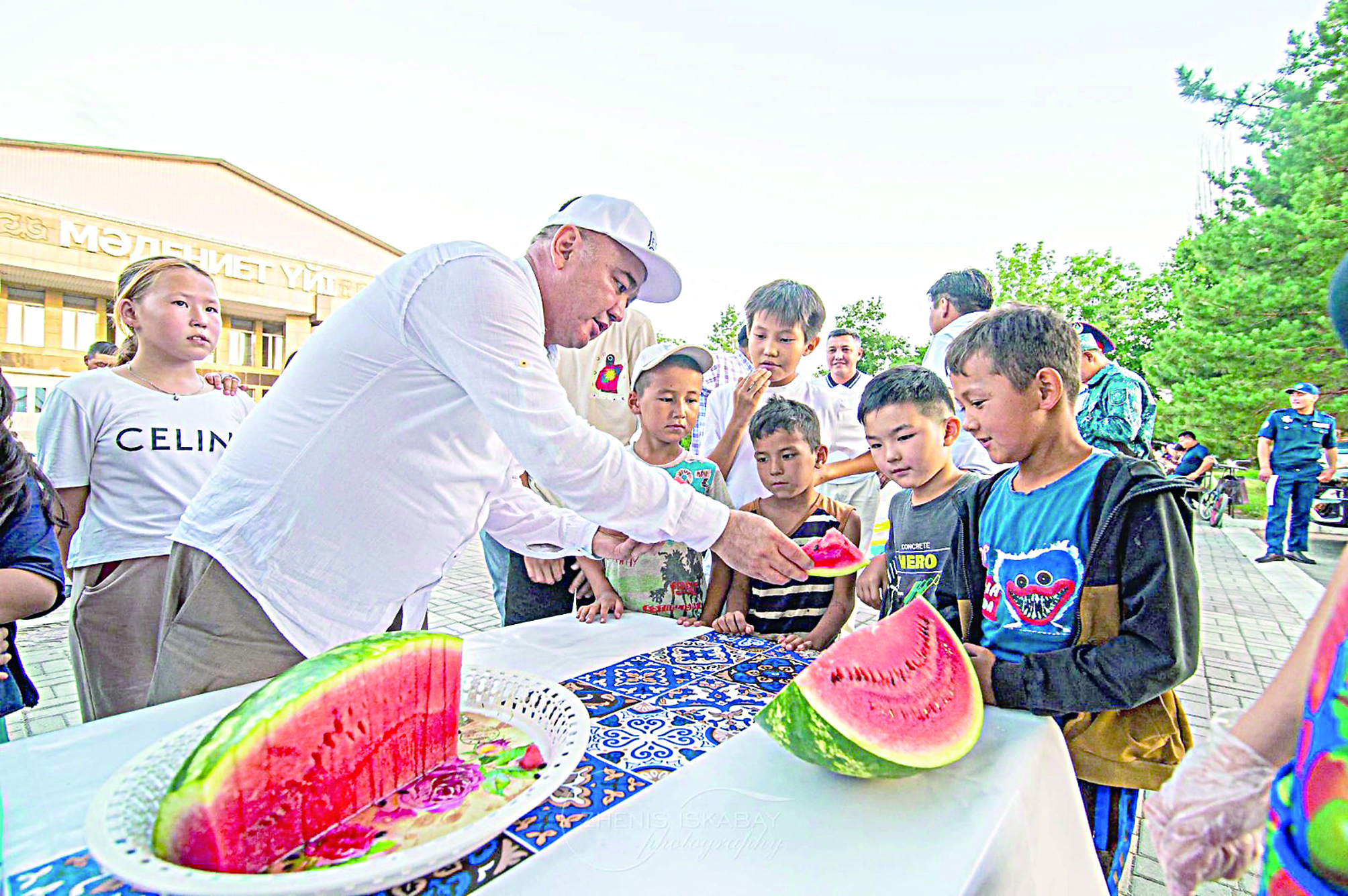 Балалармен серуендеген әкім