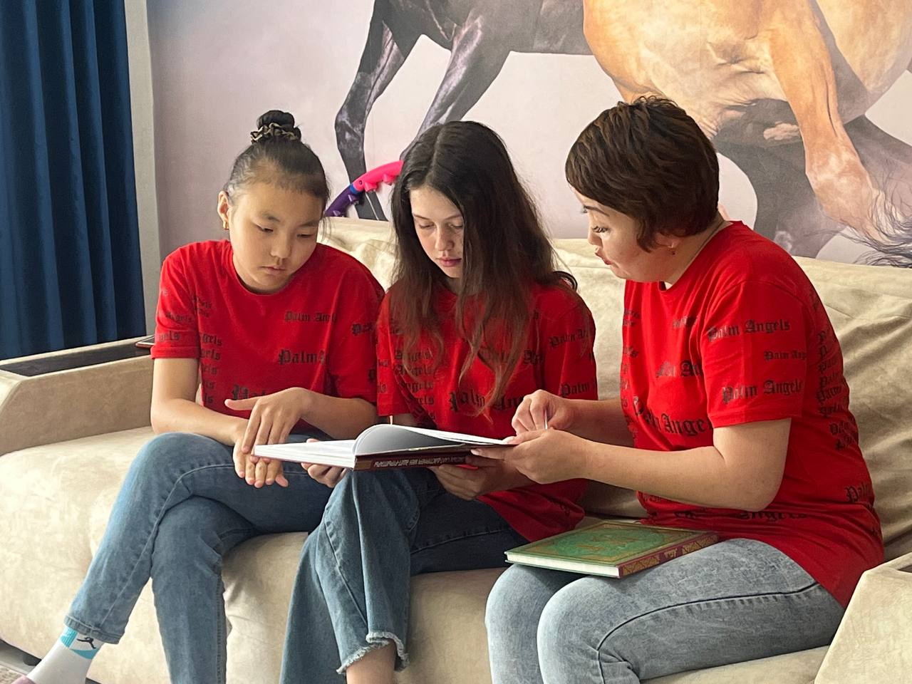 «Қонақжай отбасы» тіл үйретеді