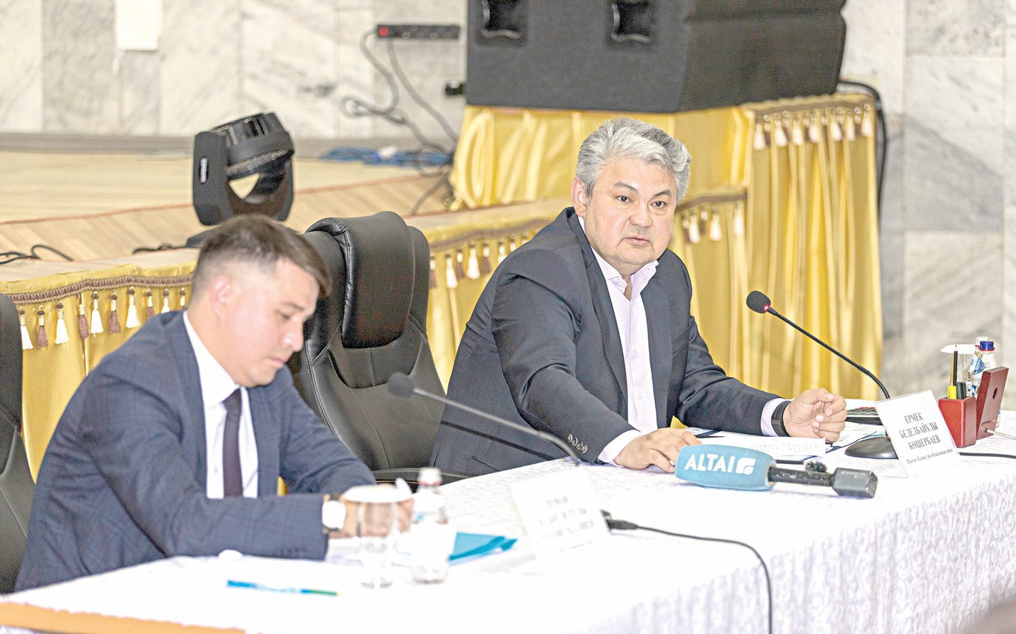 Қаңыраған ғимарат, қамкөңіл халық