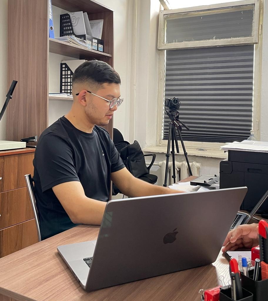 Цукер­бергті жолда қалдырар...