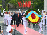 Президент Вьетнамда Ұлт қаһармандары монументіне гүл шоғын қойды