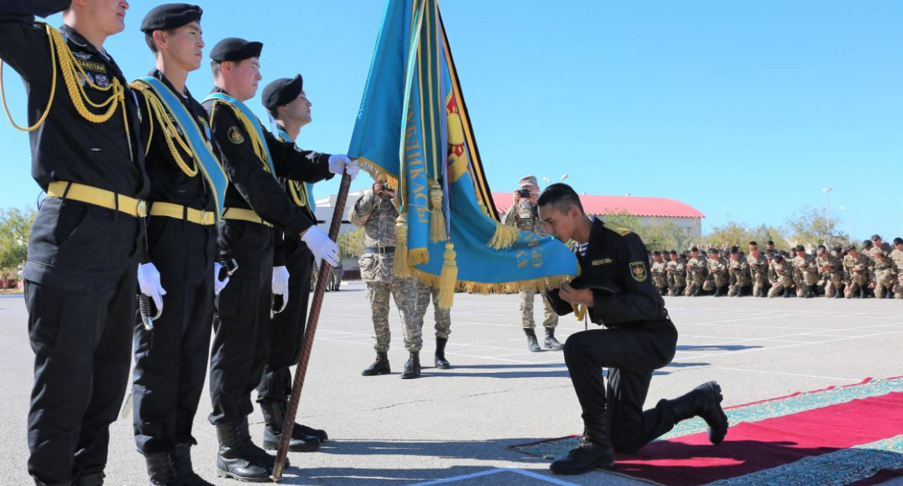 Розный брюнетка трахает ыстық қызды дилдо