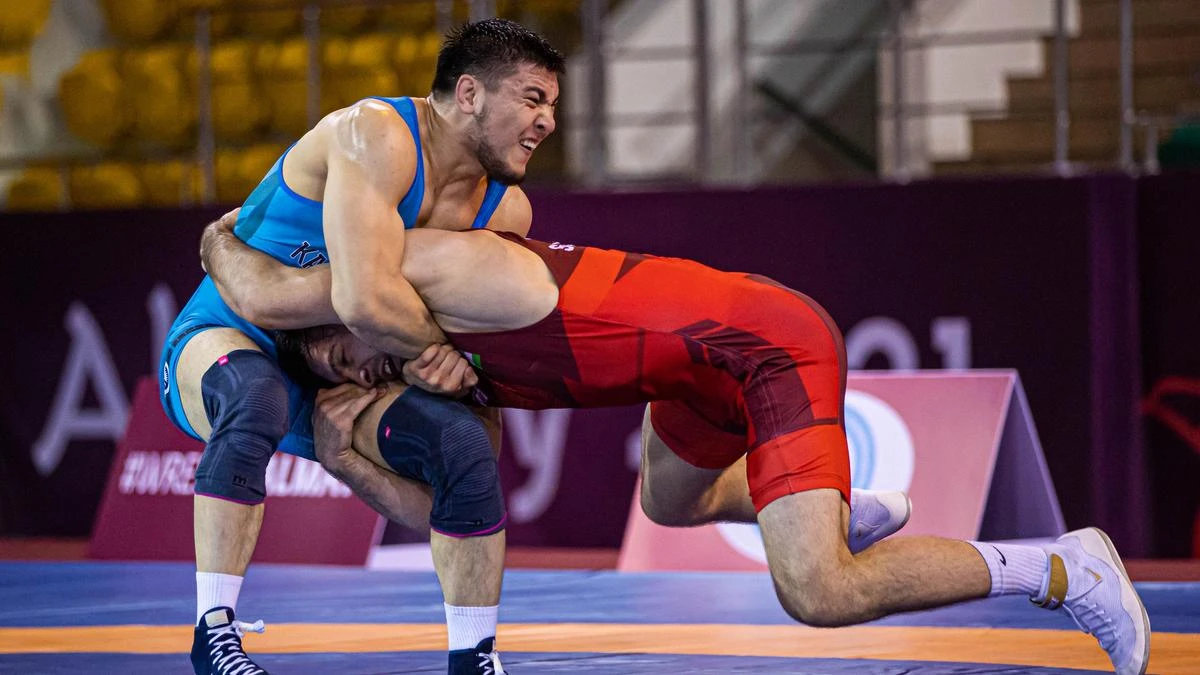 Қола – қолда,  алтын – алда