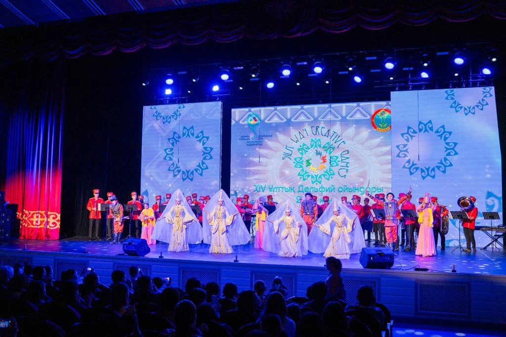 Үздік жастар үкіленді