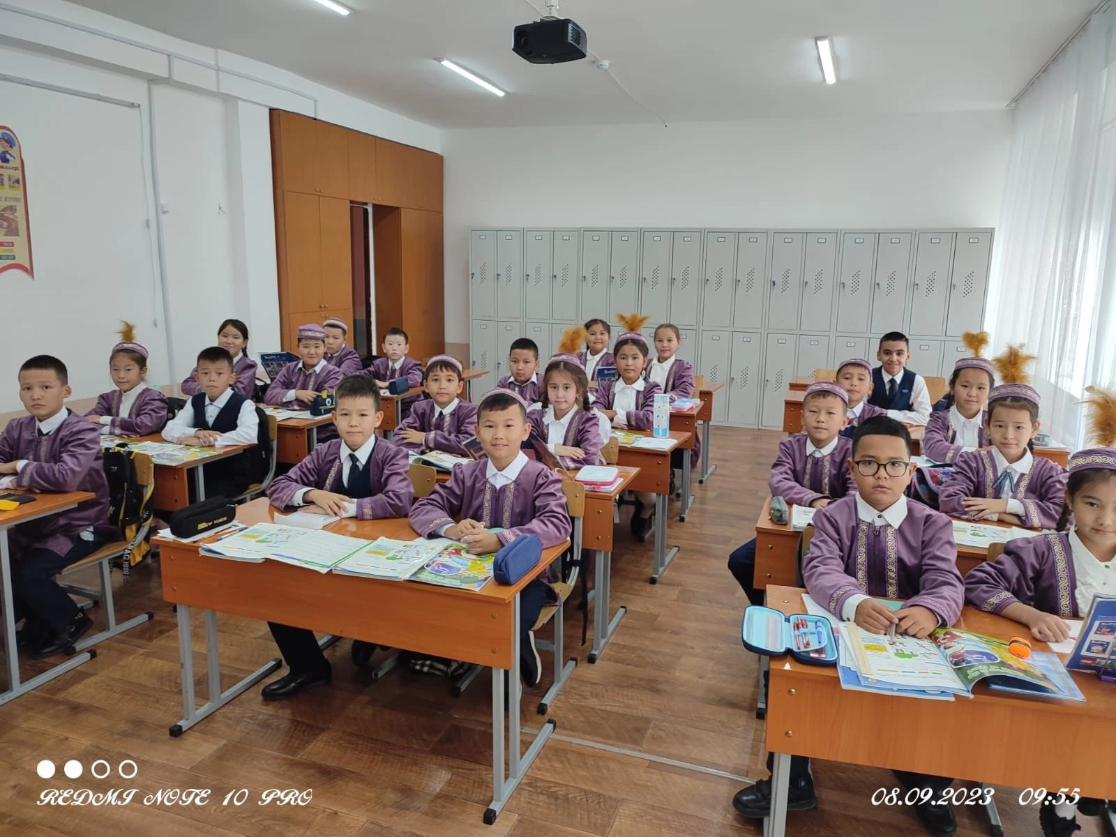 Мектепке де ұлттық киім жарасады