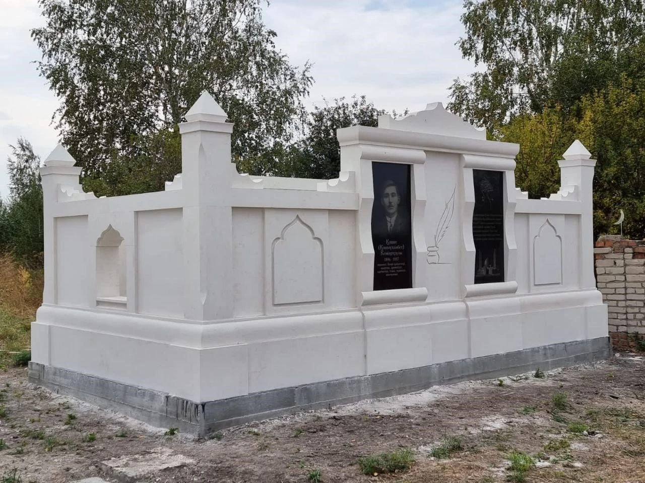 Омбы қазақтарына ескерткіш орнатқан