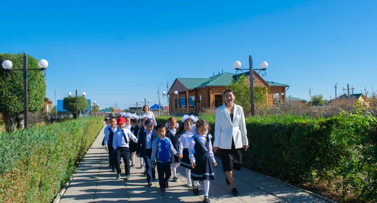 Ұйықтап жатқан қыздар түсірілім алаңында трахты болады Ерлі-зайыптылар құлға үстемдік етеді