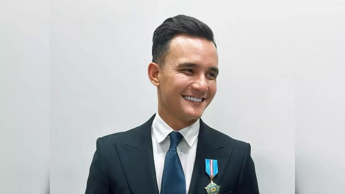 «Әлі күнге дейін үйімде жатыр»: Әли Оқапов марапаттарын неге қайтармағанын айтты