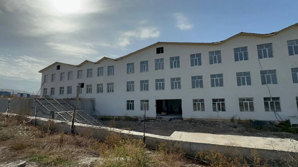 Мектеп құрылысы тұралап тұр