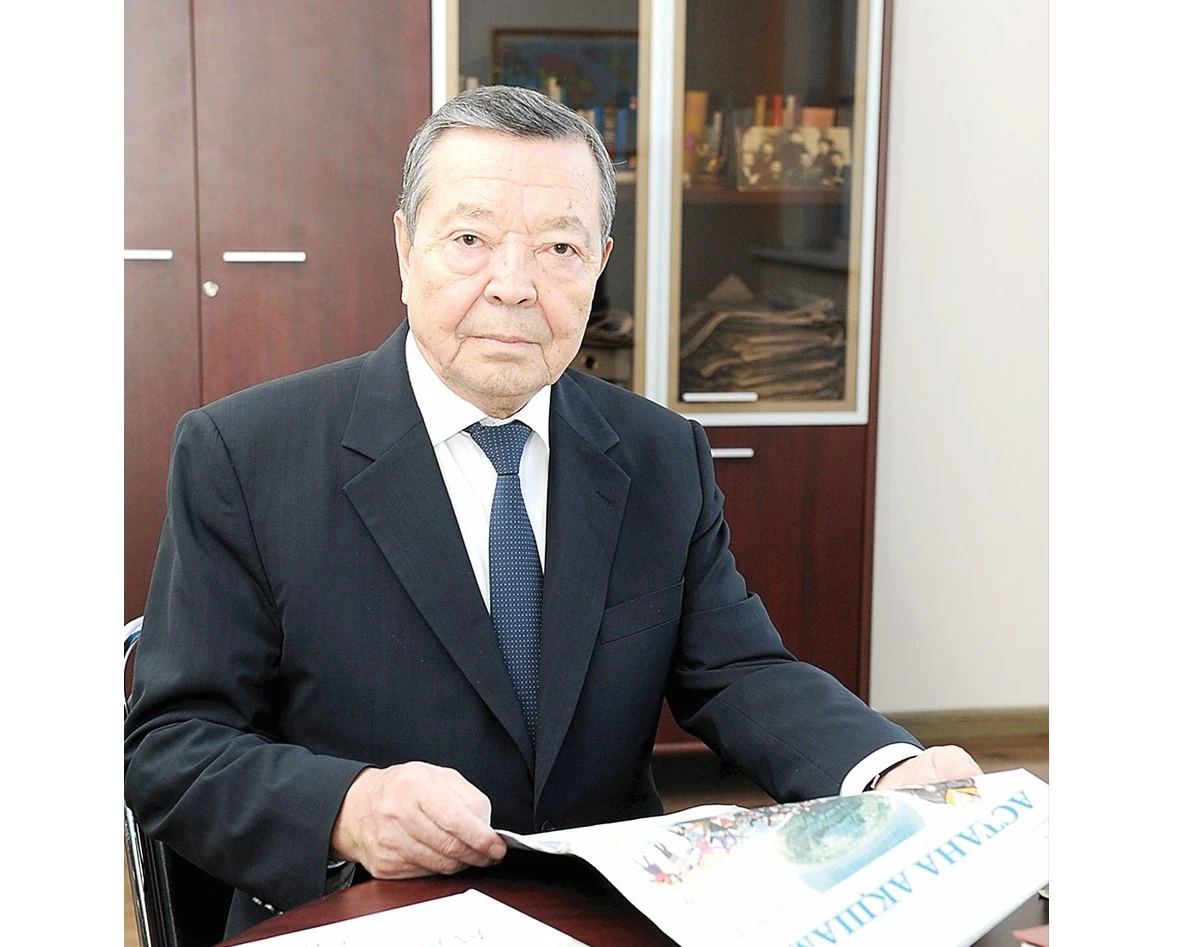 Ақырын жүріп, анық басқан...