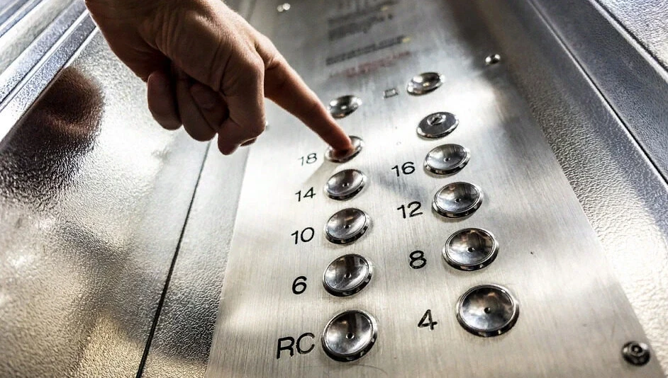 «Ішінде сегіз адам болған»: Шымкентте лифт құлап кетті