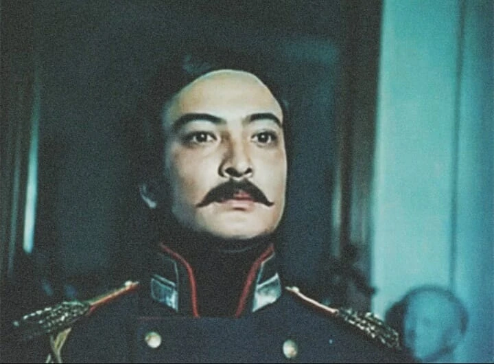 Балапан жігіттің есегіне тілін тығып алады