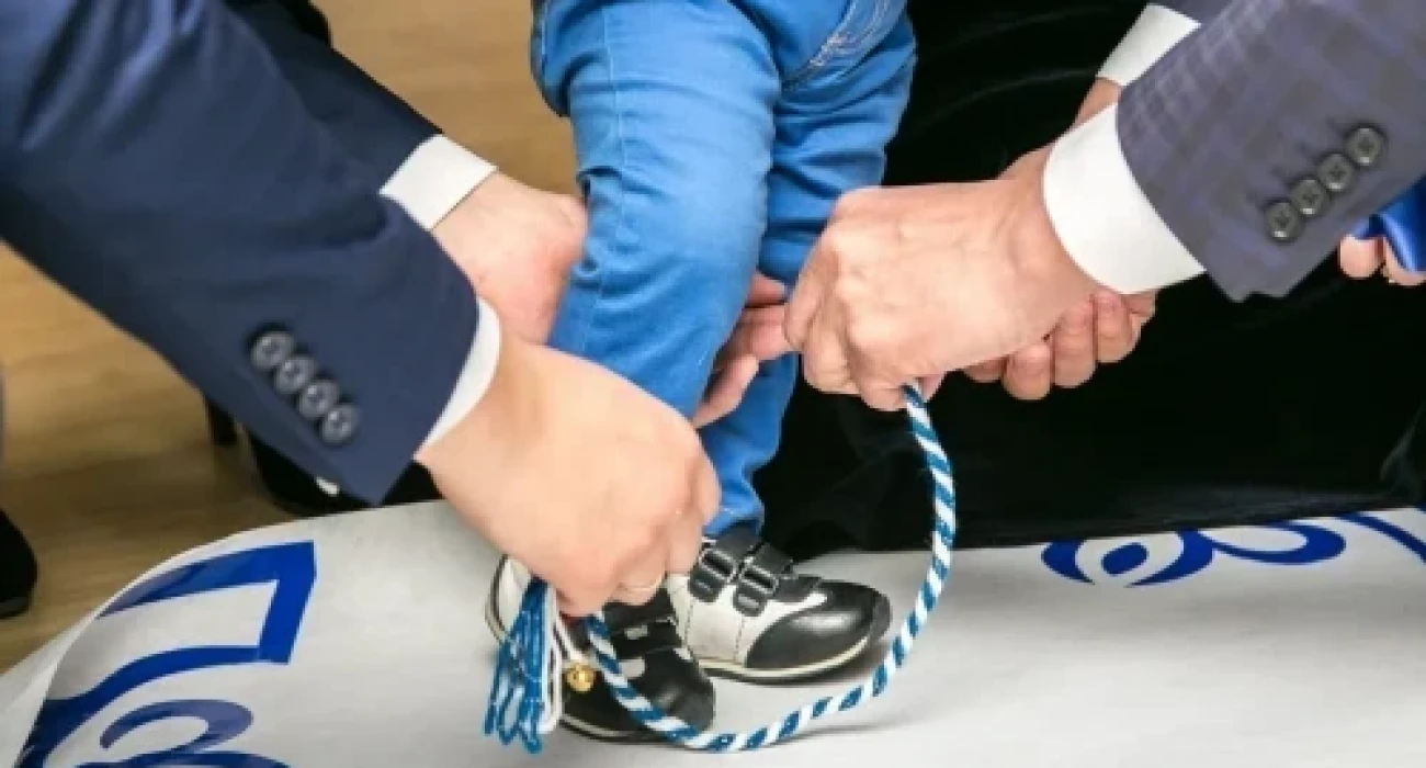 Ересек әйел күйеуін қолымен сықылды.