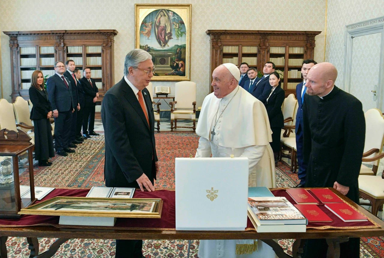 Президент Ватиканда Рим Папасы Францискпен кездесті