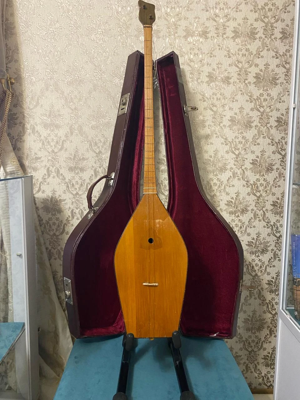 Қанағаң ұстаған домбыра