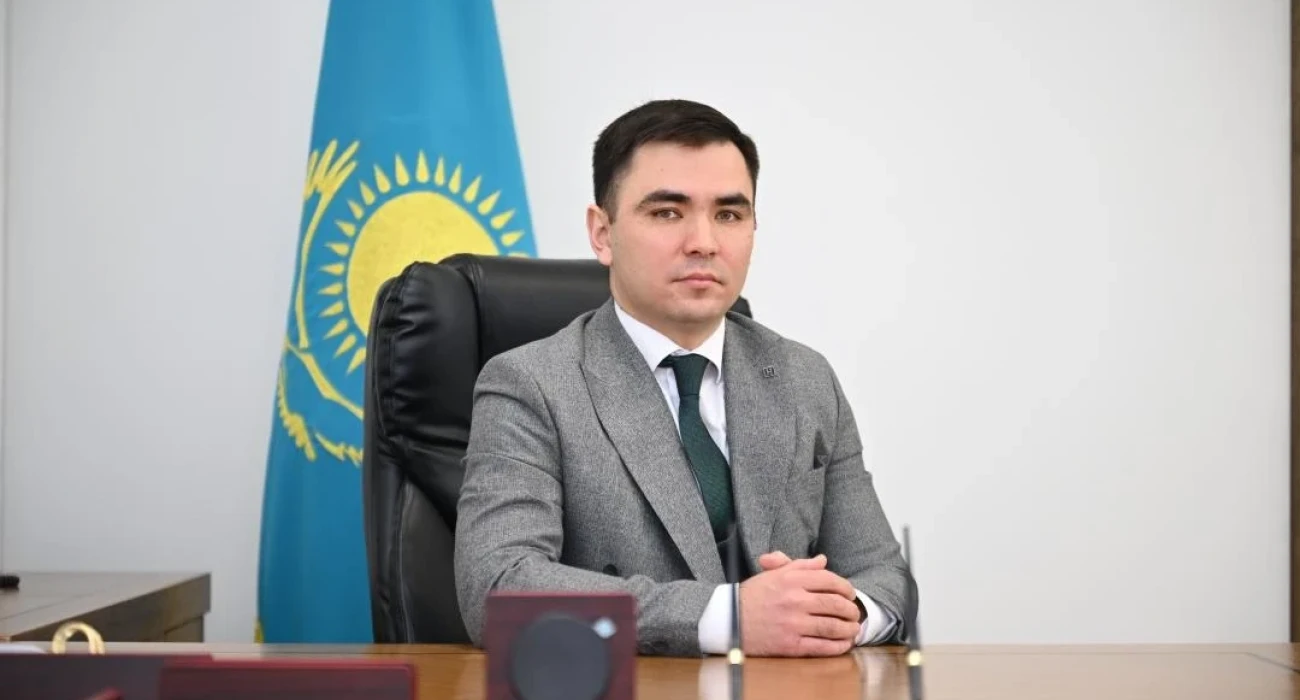 Көшеде трусисыз түсірілген қыздардың суреттері