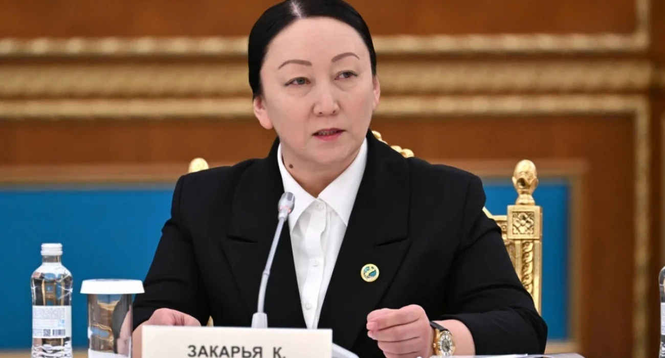 Қатты емізіктері бар үлкен кеуделер бейне