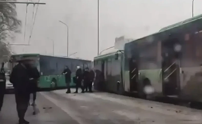 Жарақат алғандар бар. Алматыда үш автобус пен бір жеңіл көлік соқтығысты (видео)