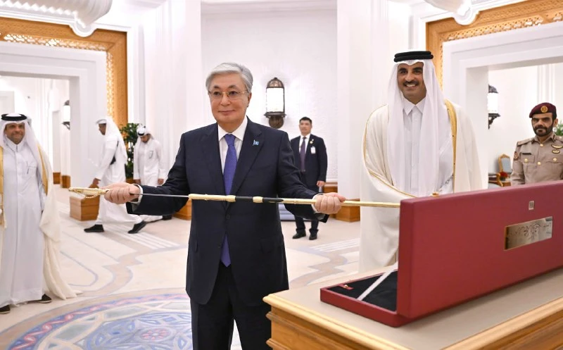 Президентке Қатар Мемлекетінің негізін қалаған шейхтің қылышы тарту етілді