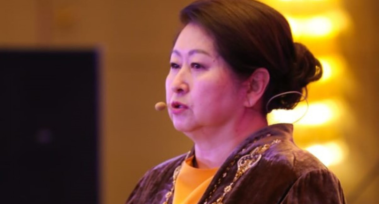 Украиндық жетілген әйелдер Ас үйде бетімен отыр