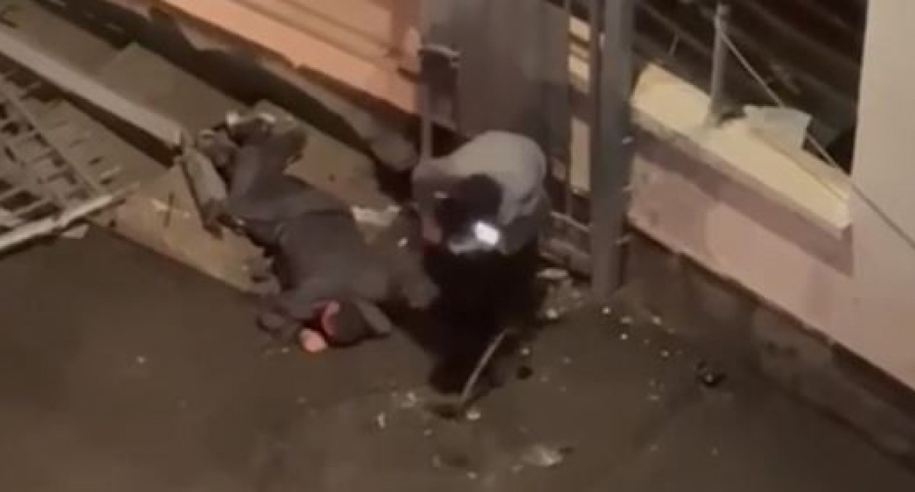 Секске арналған ерлер трусылары Украиндық жас әйелдердің қатысуымен секс-порно бейнелер