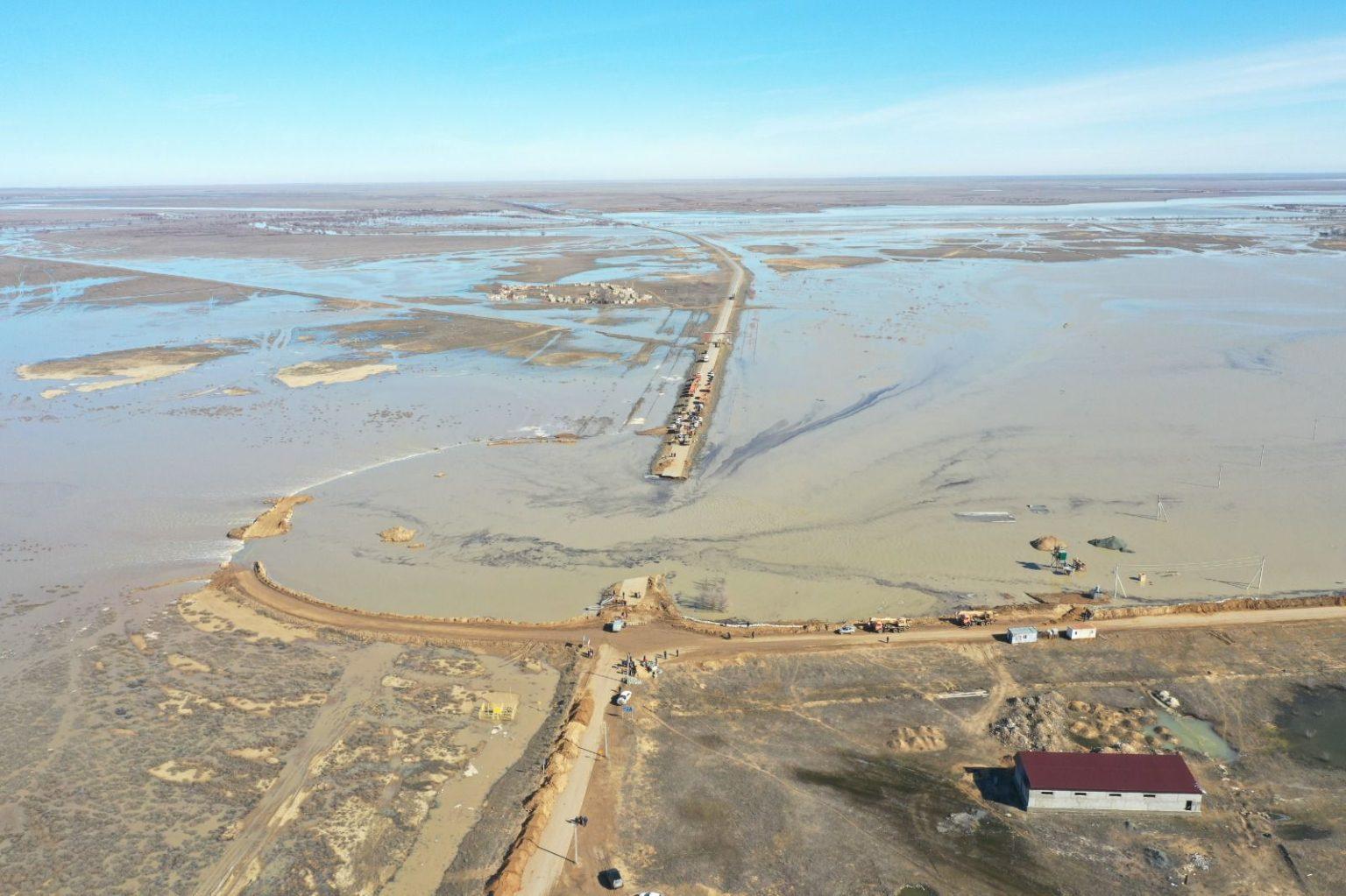 Тұрғындар қайықпен қатынап жүр