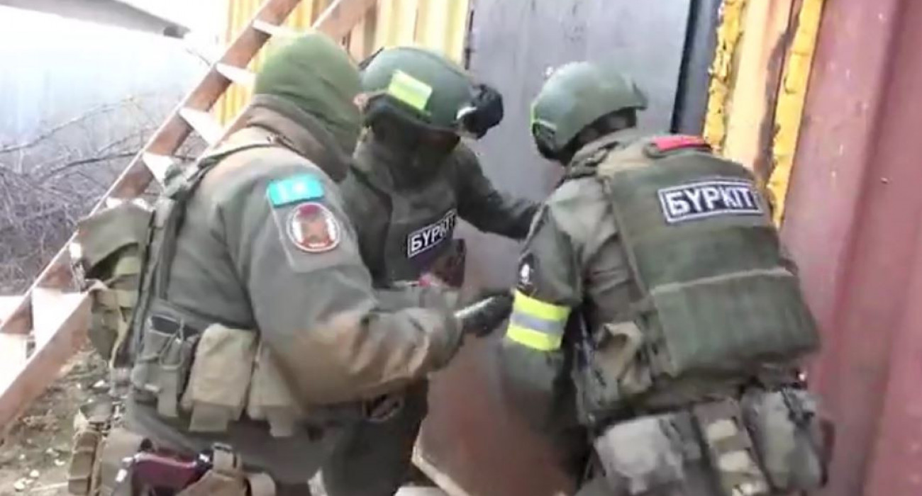 Қазақ қыздарының дәретханадағы ірі планы