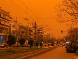 «Марсқа ұқсайды»: Грекияда аспан қызғылт сарыға боялды