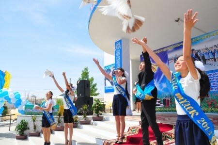 Төрт мың ұл-қыз мектептен түлеп ұшты