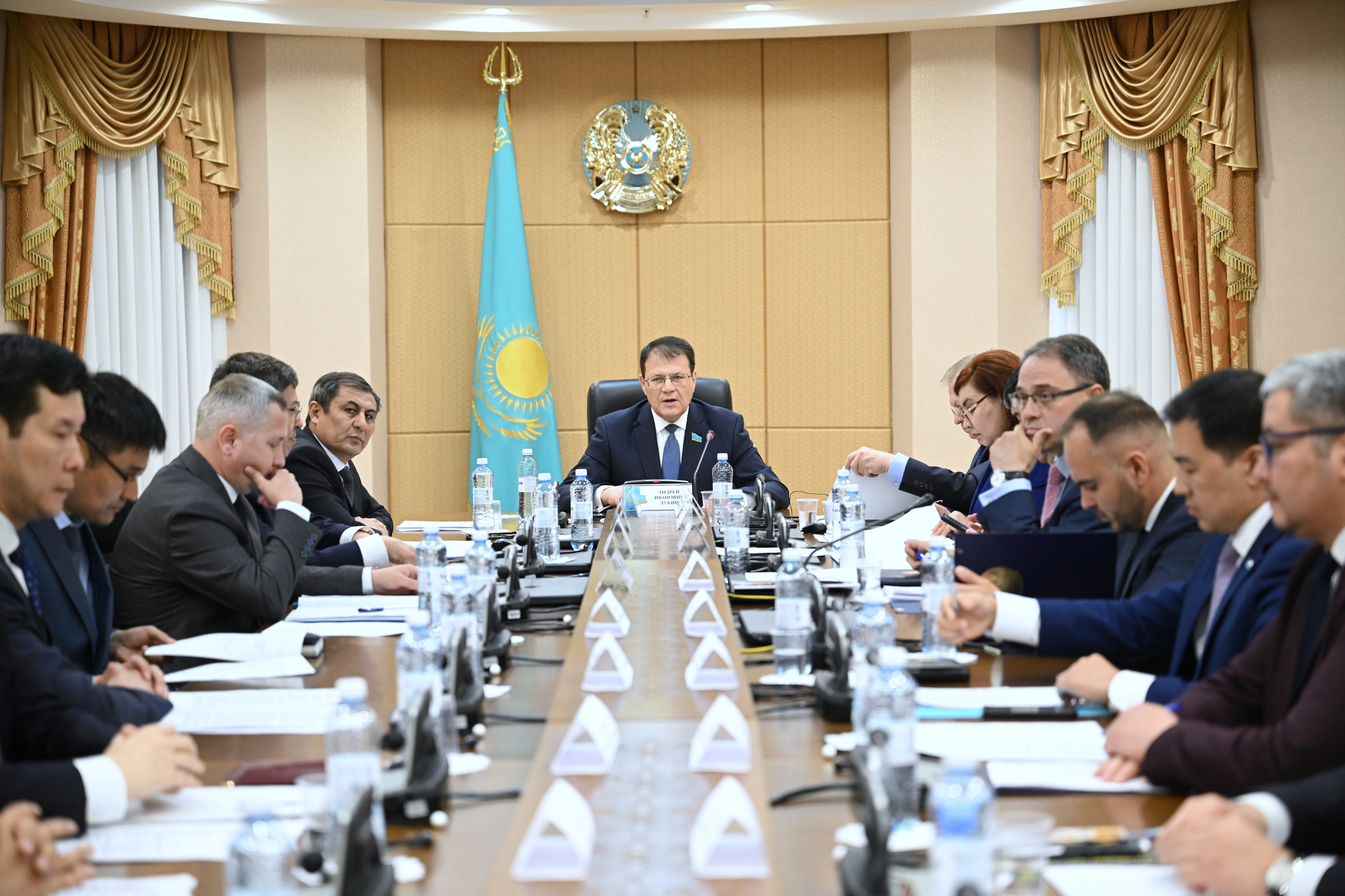 Сенатта Қазақстанның ақпараттық-имидждік саясатын дамыту мәселесі талқыланды