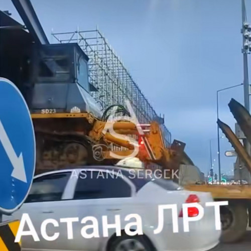 Астанада трактор тіркемесі LRT құрылымына зақым келтірді