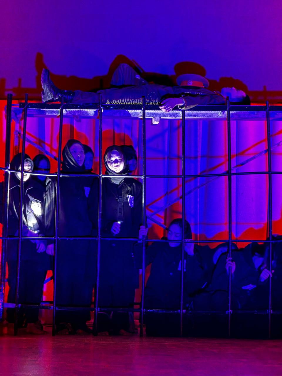 Сахнада – «Қара орамал»