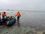 «8 сағат суда болған». Каспий теңізінде ағын алып кеткен 2 адам құтқарылды