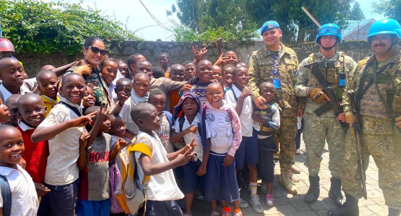 Әйелдер дәретханасындағы мастурбация порно