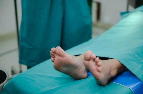 «Өзгенің баласын жерлеген». Қызылорда дәрігерлері мәйіттерді шатастырған