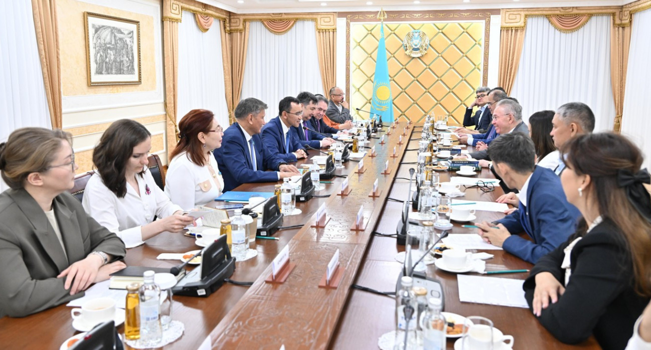 Үш кішкентай шошқа порно онлайн көру Үлкен бөкселер интимді