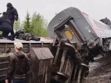 «Рельстен шығып кеткен»: Ресейде жолаушылар пойызы апатқа ұшырады