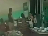 Павлодарда балабақша тәрбиешісінің балаларды ойыншықпен ұрып-соққан сәті видеоға түсіп қалған