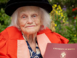Ұлыбританиялық ғалым 98 жасында докторлық дәрежесін алды