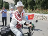 Дүниежүзілік көшпелілер ойыны: Зейнеткер Қырғызстаннан Астанаға велосипедпен жолға шықты