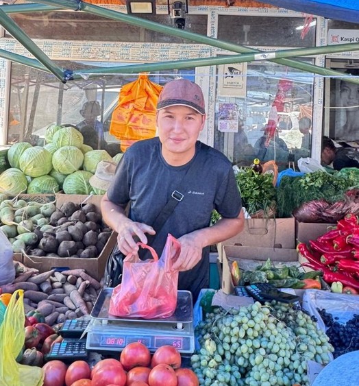 Көкөніс сатып, көңіл күй сыйлайды