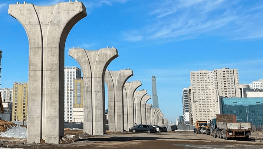 Астанада жүк көлігі LRT бағанына соғылып, 3 адам зардап шекті